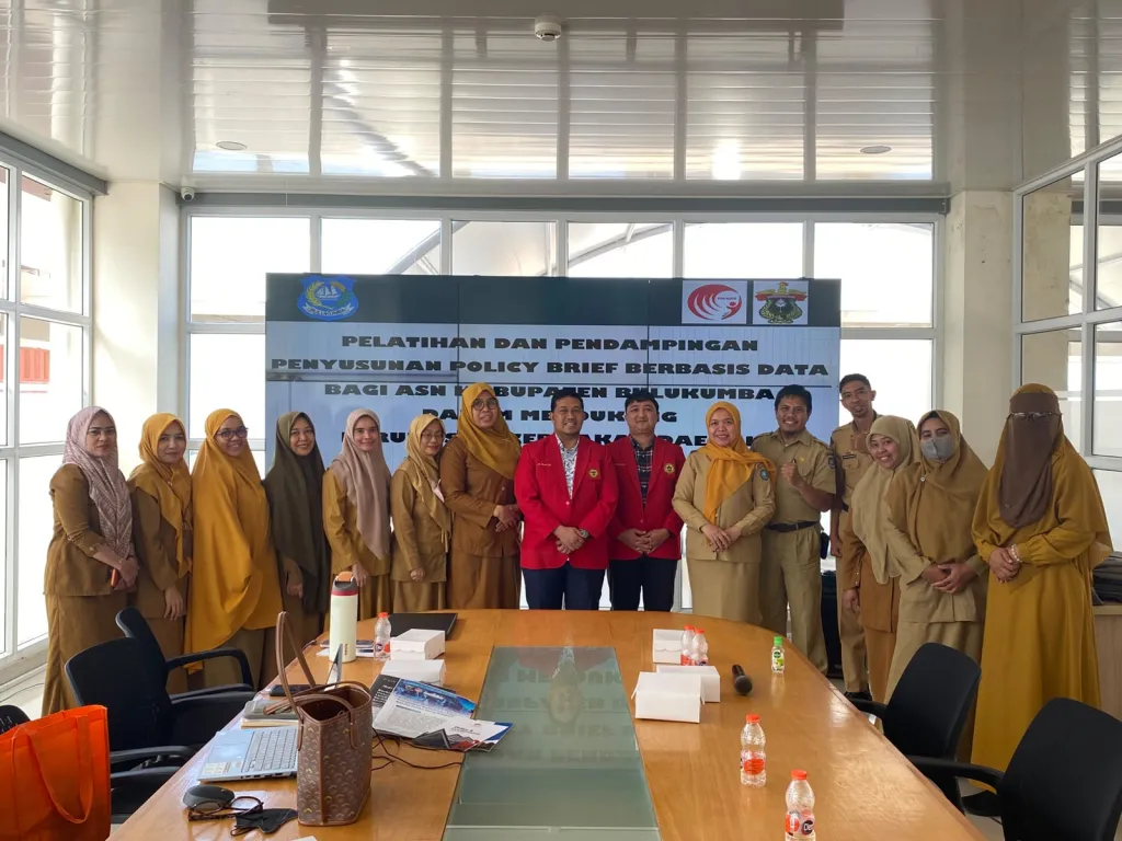 Peserta pelatihan policy brief berbasis data bersama tim LPPM Unhas dan ASN Bulukumba berfoto. (Foto: Dok. LPPM Unhas).